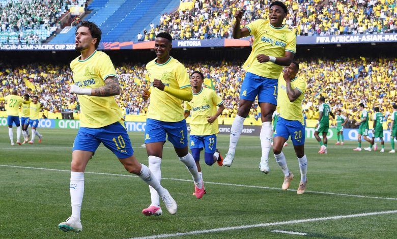 سانتوس يحتفل مع لاعبي ماميلودي صنداونز بعد تسجيل الهدف الحاسم أمام الأهلي السعودي في كأس الإنتركونتيننتال.