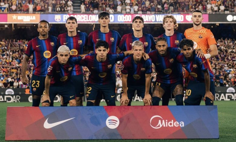 تشكيلة لاعبي نادي برشلونة الأساسية في مباراة فالنسيا بالدوري الإسباني مع شعارات نايكي وسبوتيفاي وميديا.