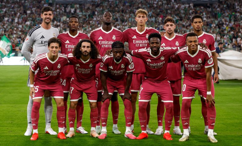 صورة جماعية لفريق ريال مدريد قبل إحدى مباريات موسم 2026
