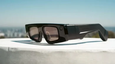 نظارات Snap Specs الذكية بتصميم حديث وتقنيات الواقع المعزز، التي كشفت عنها شركة سناب بسعر يبدأ من 2195 دولارًا مع مزايا للترفيه والترجمة والملاحة.