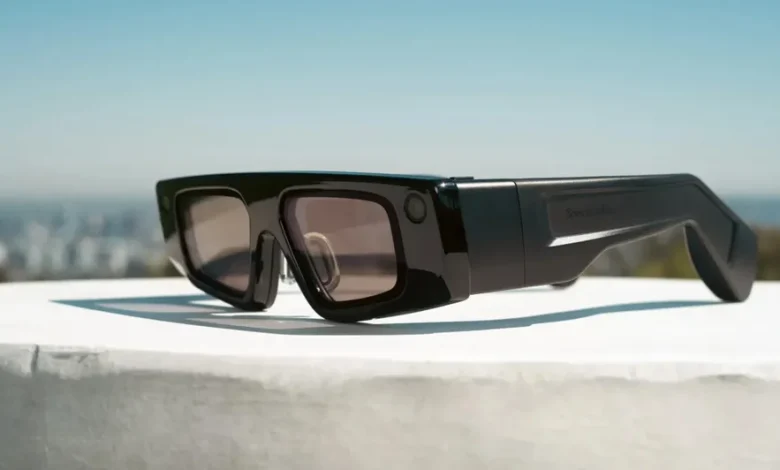 نظارات Snap Specs الذكية بتصميم حديث وتقنيات الواقع المعزز، التي كشفت عنها شركة سناب بسعر يبدأ من 2195 دولارًا مع مزايا للترفيه والترجمة والملاحة.