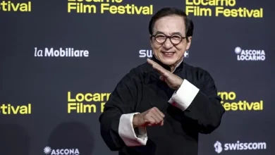 جاكي شان يظهر على السجادة الحمراء خلال مهرجان لوكارنو السينمائي في سويسرا عام 2025، في صورة حديثة لنجم أفلام الأكشن العالمي الذي بدأ مسيرته الفنية في ظروف صعبة قبل أن يتحول إلى واحد من أشهر نجوم السينما والحركة في العالم.