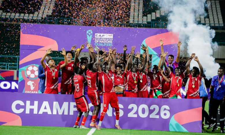 منتخب السودان تحت 20 سنة يحتفل بالتتويج بلقب بطولة سيكافا للشباب بعد الفوز على تنزانيا في المباراة النهائية ورفع كأس البطولة وسط فرحة اللاعبين والجهاز الفني
